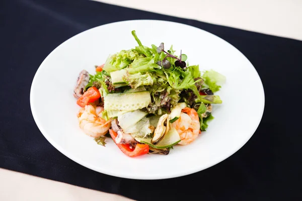 Ensalada griega con camarones — Foto de Stock