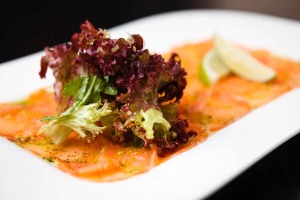 Aperitivo de carpaccio de salmão — Fotografia de Stock