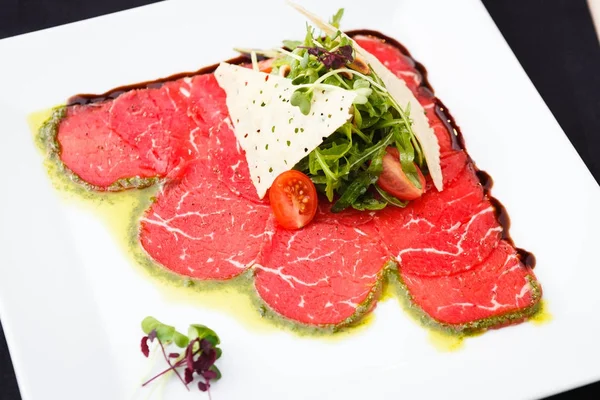 Carpaccio de carne de vaca com salada — Fotografia de Stock