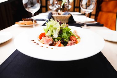 yeşil salata ile ham