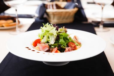 yeşil salata ile ham
