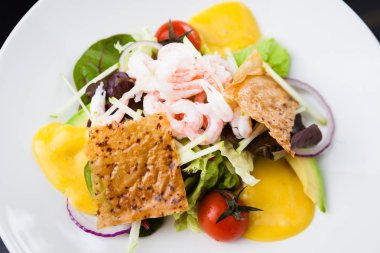 Karides salata sosu ile