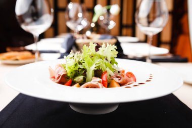yeşil salata ile ham