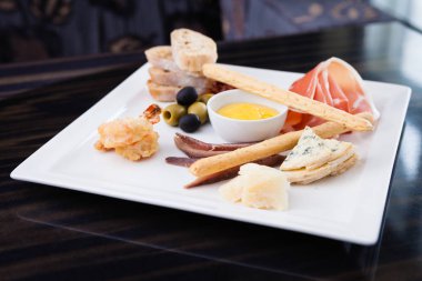 Jambon ile tapas tabağı