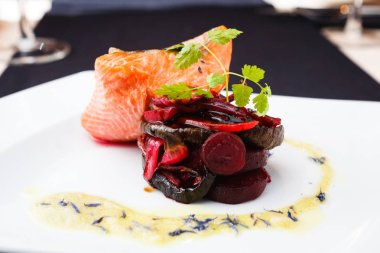 Sebze ile füme alabalık