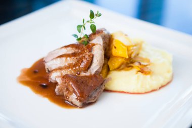 Kızarmış ördek patates püresi ile