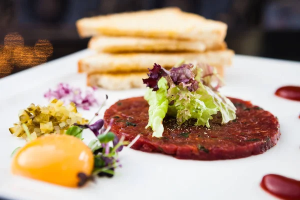 Klasszikus steak tartármártással — Stock Fotó