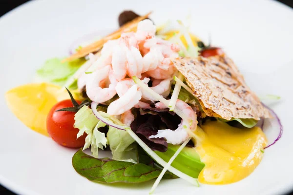 Salada de camarão com molho — Fotografia de Stock