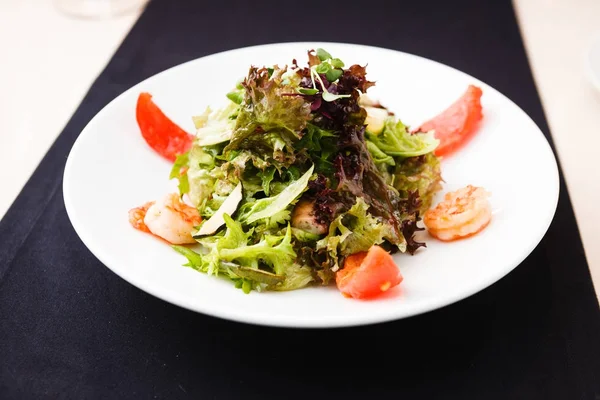 Greek salad with shrimp — Stock Photo, Image