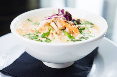 tavuk Hindistan cevizi çorbası