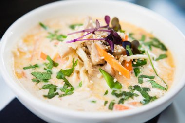 tavuk Hindistan cevizi çorbası