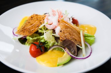 Karides salata sosu ile