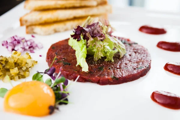 Tartare classica di bistecca — Foto Stock