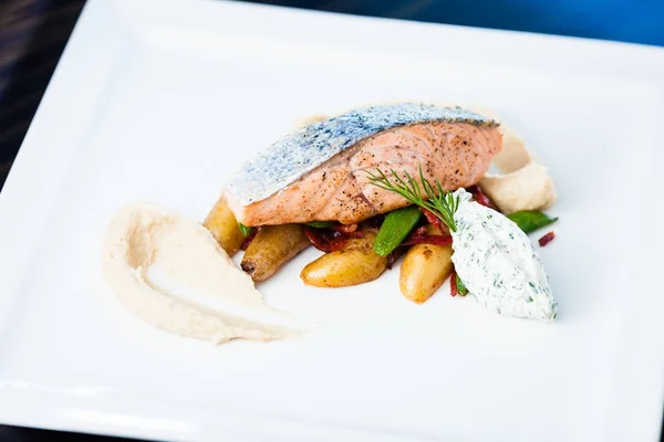 Salmão assado com batatas — Fotografia de Stock