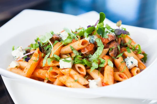 Tomaten-Nudeln mit Rindfleisch — Stockfoto