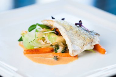 Kızarmış alabalık filetosu