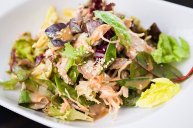 Tavuk ve şehriye salatası