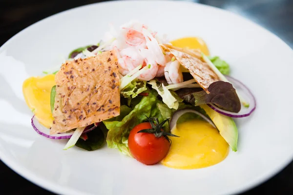 Salada de camarão com molho — Fotografia de Stock