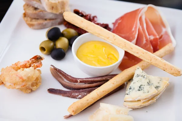 Piatto di tapas con prosciutto — Foto Stock