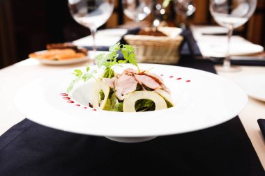 Yeşil salata ile soğuk Dana eti