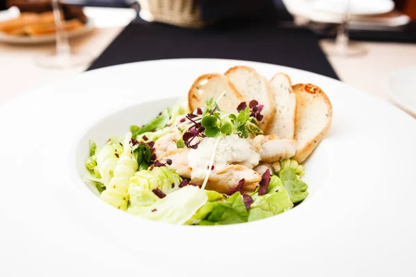 Classic Caesar salad — Stock Photo, Image