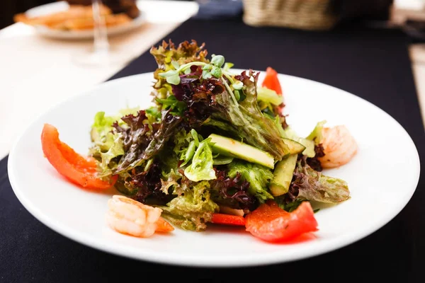 Greek salad with shrimp — Stock Photo, Image