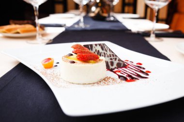 Panna cotta tatlı