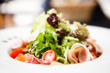 yeşil salata ile ham