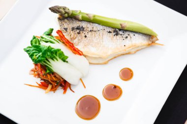 Sebzeli çipura balık