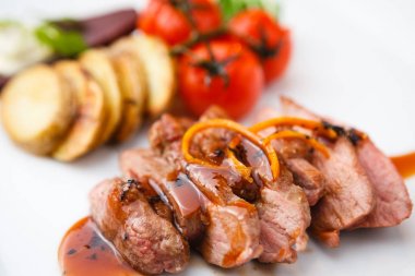 armut ile kızarmış ördek