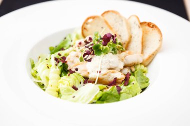 Klasik sezar salatası.