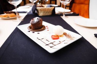 Çikolatalı fondan bir plaka üzerinde