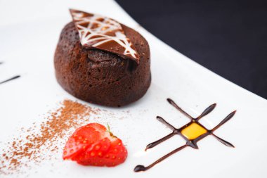 Çikolatalı fondan bir plaka üzerinde