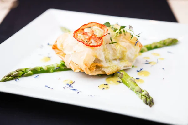 Lubina chilena en un plato —  Fotos de Stock