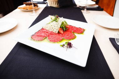 Dana carpaccio salata