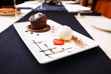 Çikolatalı fondan bir plaka üzerinde