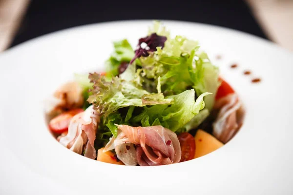 Salada verde com presunto — Fotografia de Stock