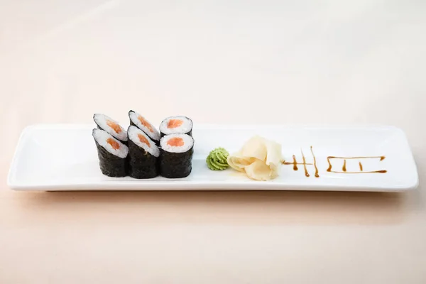 Maki di tonno su un piatto — Foto Stock