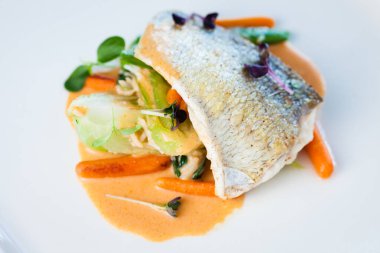 Kızarmış alabalık filetosu