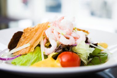 Karides salata sosu ile