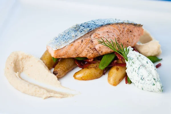 Baked salmon with potatoes — Stock Photo, Image