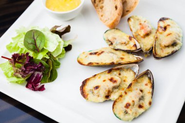 Pişmiş midye tamamen kızarmış