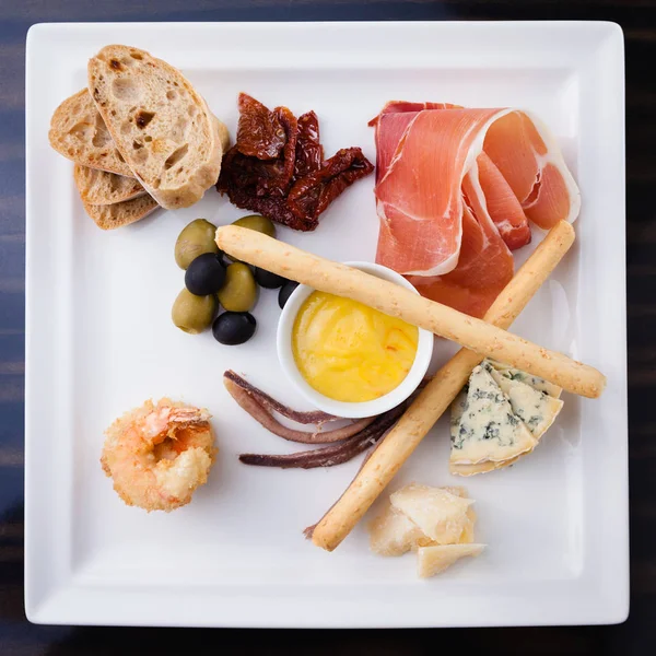 Piatto di tapas con prosciutto — Foto Stock