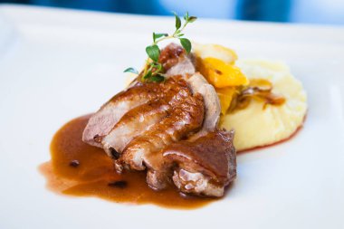 Kızarmış ördek patates püresi ile