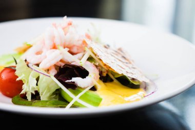 Karides salata sosu ile