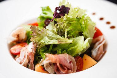 yeşil salata ile ham