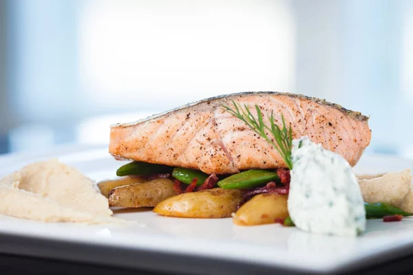 Gebackener Lachs mit Kartoffeln — Stockfoto