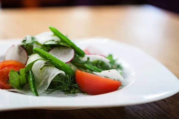 Fresh salad on a plate — Stock Photo, Image