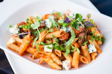 Sığır eti ile domates makarna