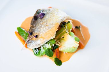 Kızarmış alabalık filetosu